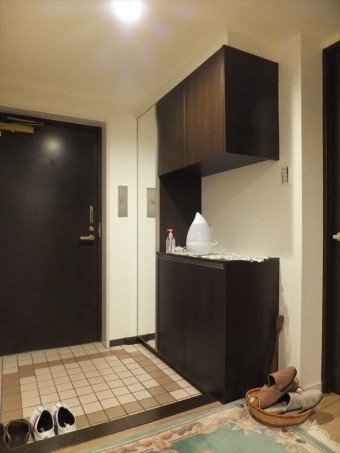 上部スペースを有効利用して玄関収納を設置 上部スペースを有効利用して玄関収納を設置